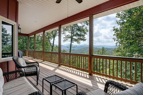 Red Rooster Retreat,Hot Tub+game area+firepit & LRG deck w/amazing Mountain View