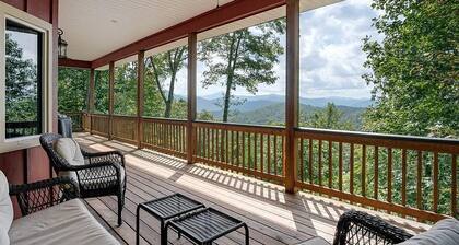 Red Rooster Retreat,Hot Tub+game area+firepit & LRG deck w/amazing Mountain View