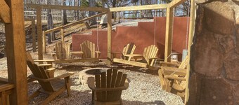 Red Rooster Retreat,Hot Tub+game area+firepit & LRG deck w/amazing Mountain View