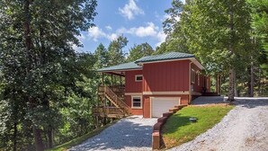 A red cabin with a covered porch and a gravel driveway. - Red Rooster Retreat,Hot Tub+game area+firepit & LRG deck w/amazing Mountain View (Franklin)
