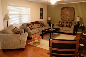 Televisión, reproductor de DVD, libros y videoteca 