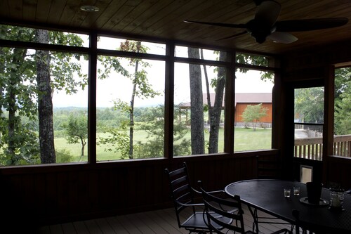 Dog Friendly Vacation House / Cabin at a Winery & Vineyard !