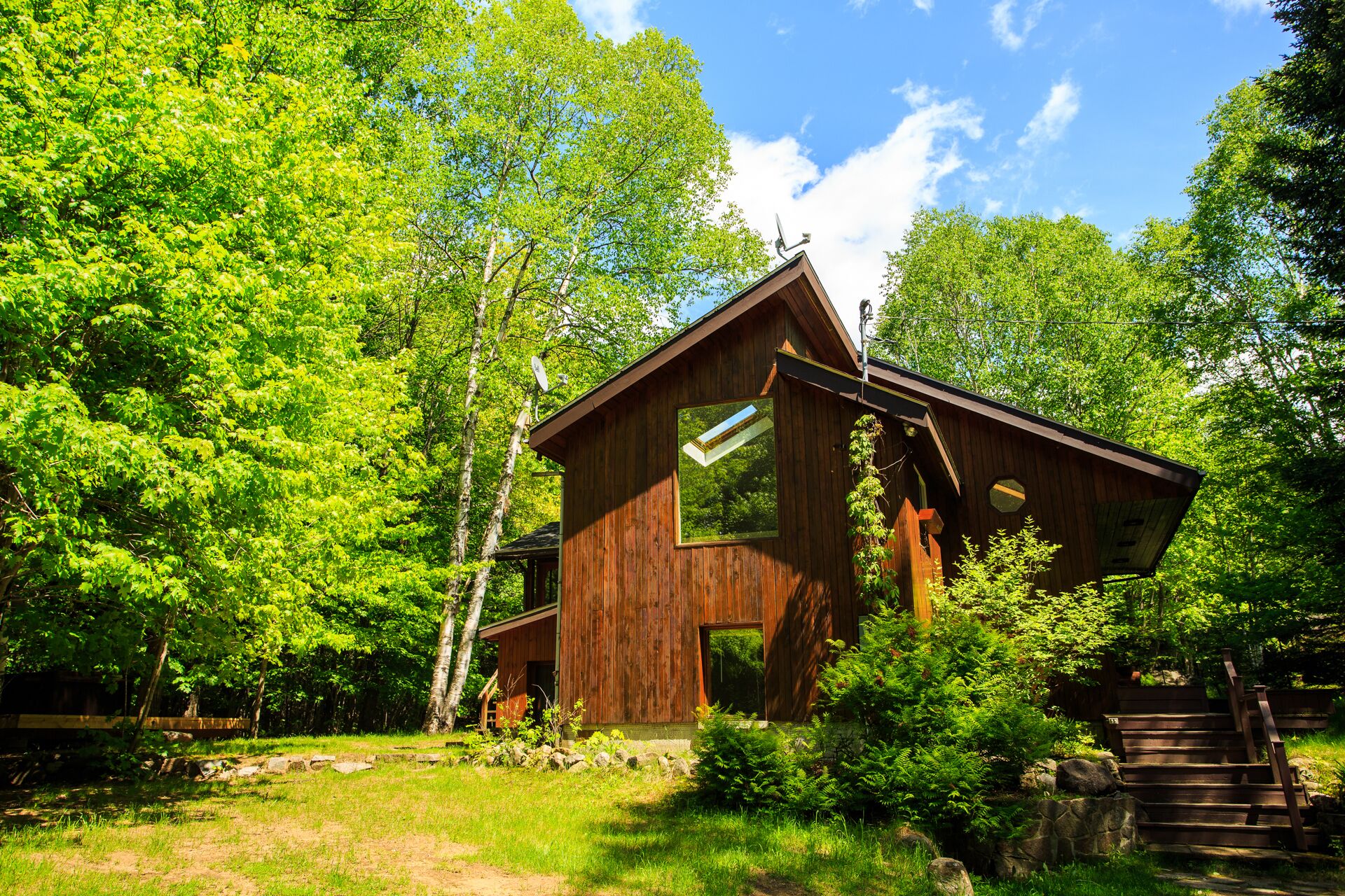 Spacious 6 person chalet w/ indoor fireplace, and private hot tub & sauna