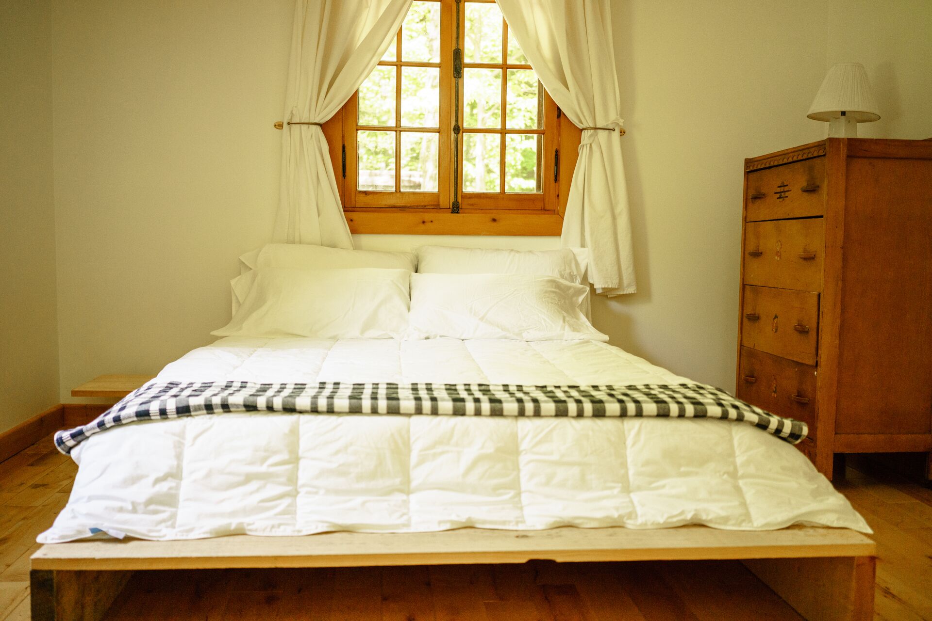 Spacious 6 person chalet w/ indoor fireplace, and private hot tub & sauna