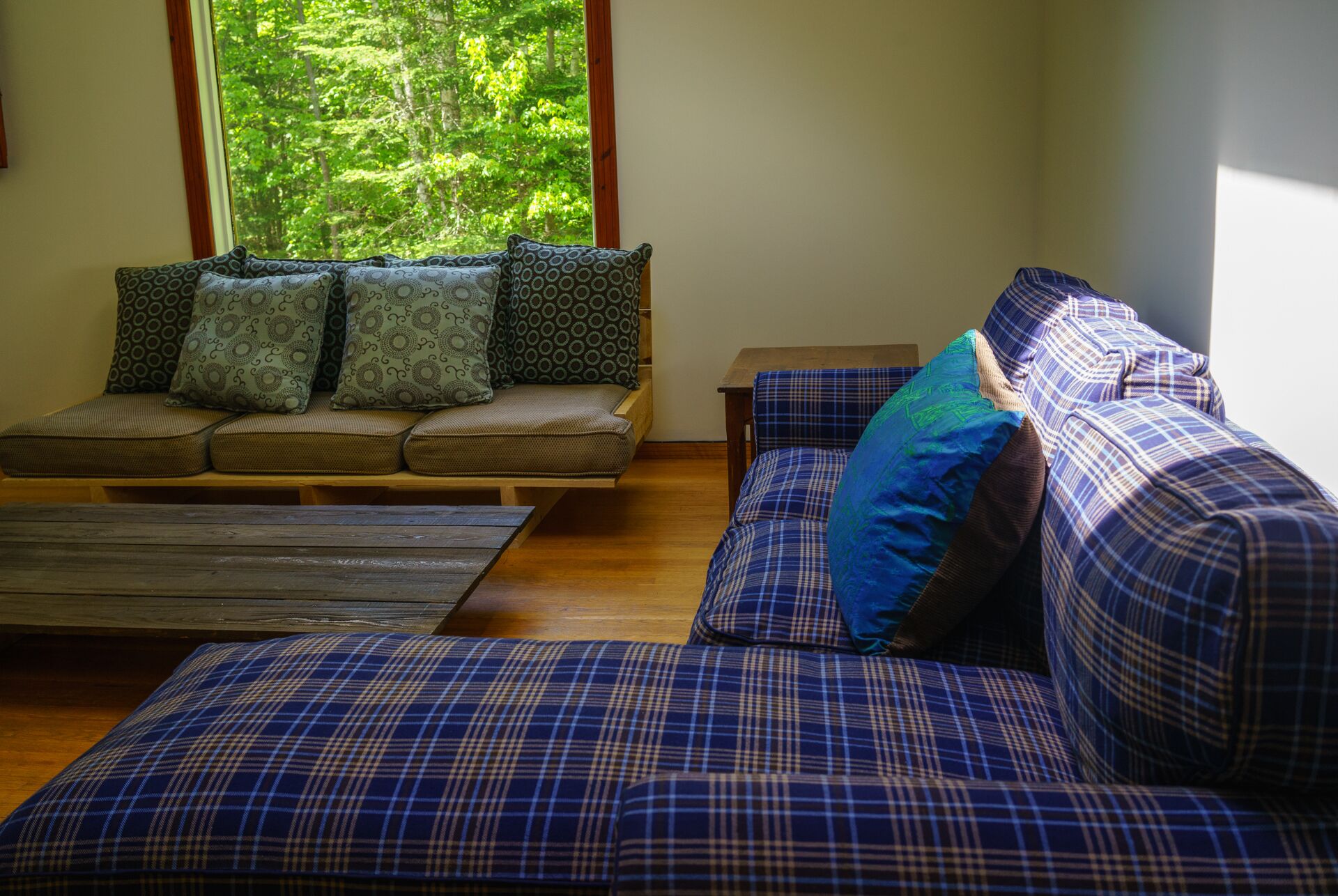 Spacious 6 person chalet w/ indoor fireplace, and private hot tub & sauna