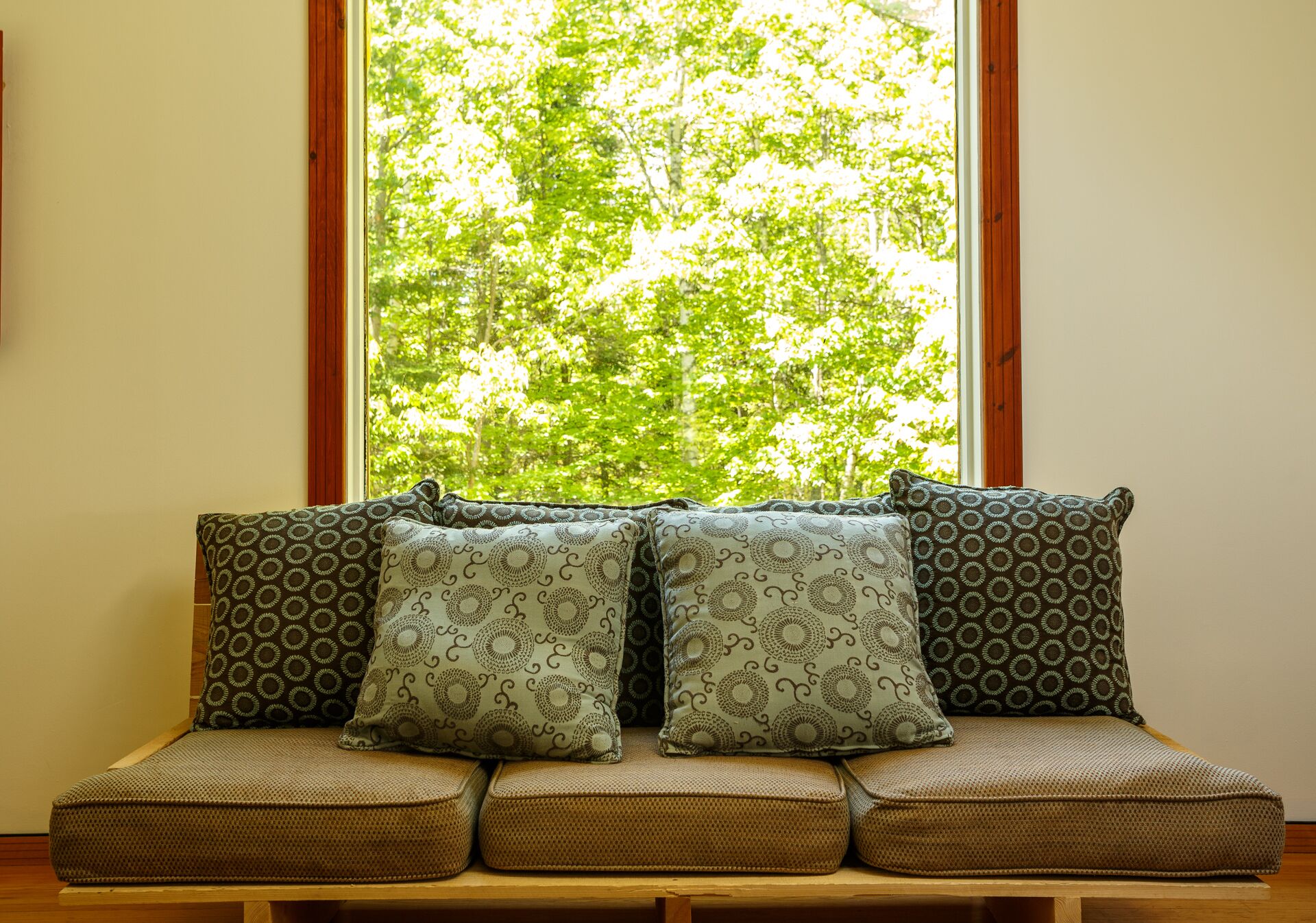 Spacious 6 person chalet w/ indoor fireplace, and private hot tub & sauna