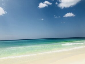 在海滩、沙滩椅