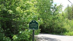 A sign for Moss Mountain Cottage at 140 Indian Point Road. - "Moss Mountain Cottage" Clean, Private, Central MDI - 2025 updated kitchen (Bar Harbor)