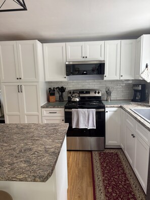 Fridge, microwave, oven, stovetop - "Moss Mountain Cottage" Clean, Private, Central MDI - 2025 updated kitchen (Bar Harbor)