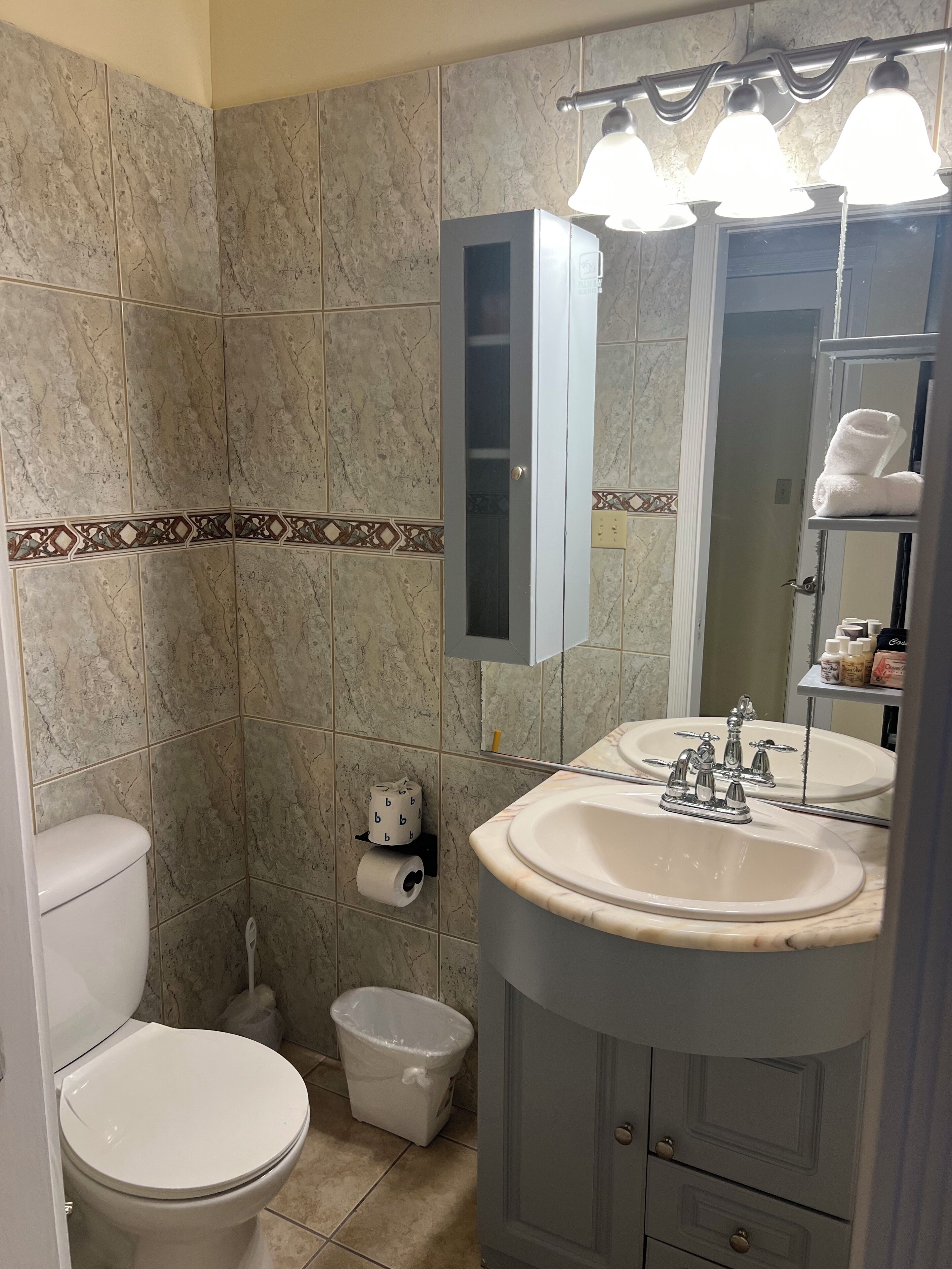 Regadera, secadora de cabello, toallas 