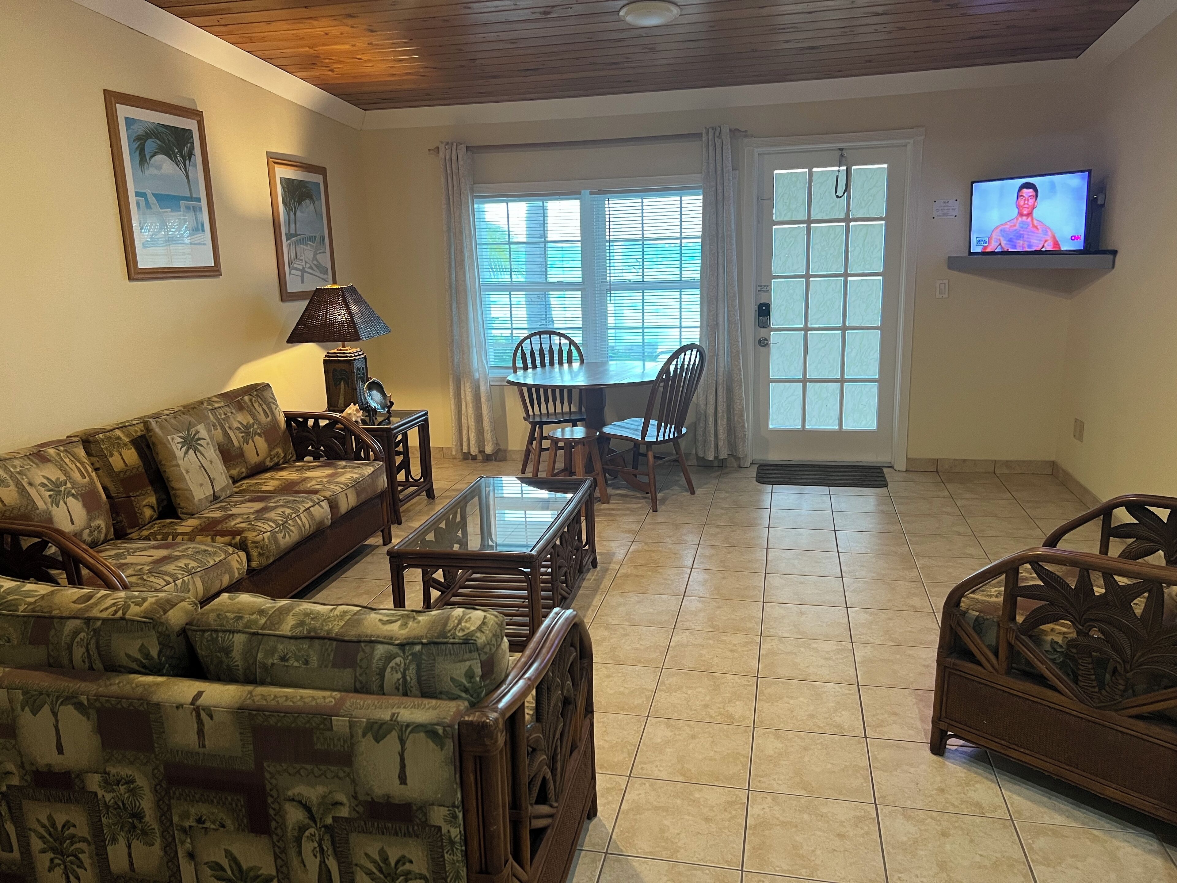 Fernseher, Tischtennisplatte