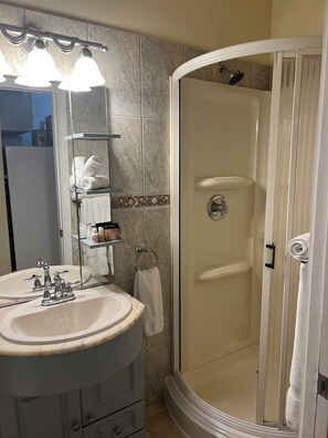 Dusche, Haartrockner, Handtücher