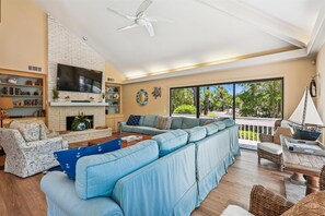 Televisión de pantalla plana, futbolito, tenis de mesa y bocina smart 