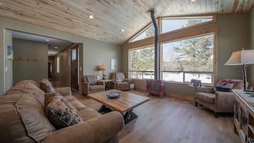 Téléviseur connecté, foyer, livres, chaîne audio