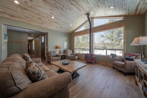 Yellowstone cabin + Hot tub + Fire pit + Heated garage + 3 On-suite bedrooms