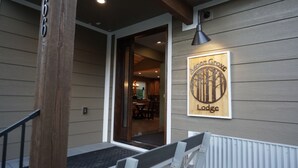 Fachada de madera con un letrero de metal que indica Aspen Grove Lodge.