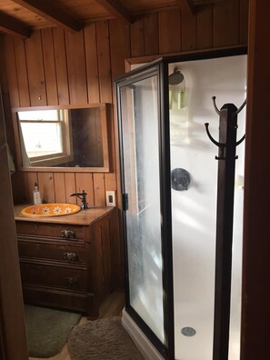 Dusche, Haartrockner, Handtücher