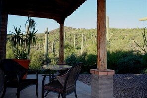 Outdoor dining - Sahuaro Ranch Hideaway (Tucson)
