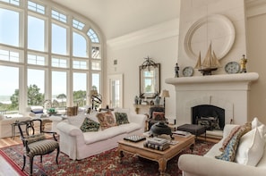 تلفزيون ذكي، مدفأة، مشغل دي في دي، كُتُب