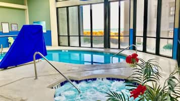 Een binnenzwembad en een buitenzwembad