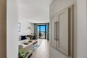 Un salon moderne avec un canapé, une table basse et un coin repas.