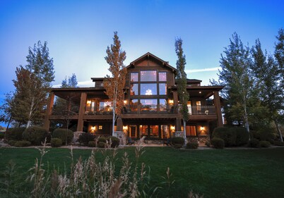 Spring Shores Lodge - Luxury mountain estate on a private lake. With 3 en-suite king bedrooms 4 other bedrooms and 2 large bunkrooms, it sleeps up to 40 guests—perfect for family reunions, retreats, and group getaways in a secluded luxury setting.