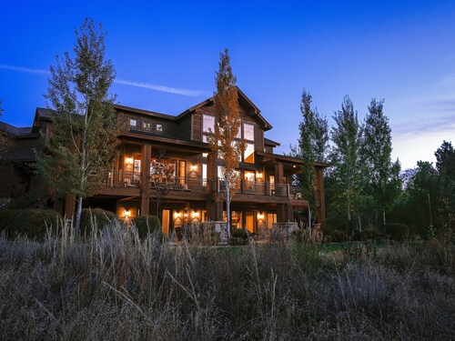 Spring Shores Lodge - Luxury mountain estate on a private lake. With 3 en-suite king bedrooms 4 other bedrooms and 2 large bunkrooms, it sleeps up to 40 guests—perfect for family reunions, retreats, and group getaways in a secluded luxury setting.