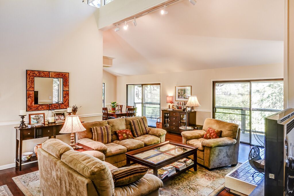 Wine Country Hideaway: 4BR, 2200Sf Rural Home With Solar-Heated Swimming Pool