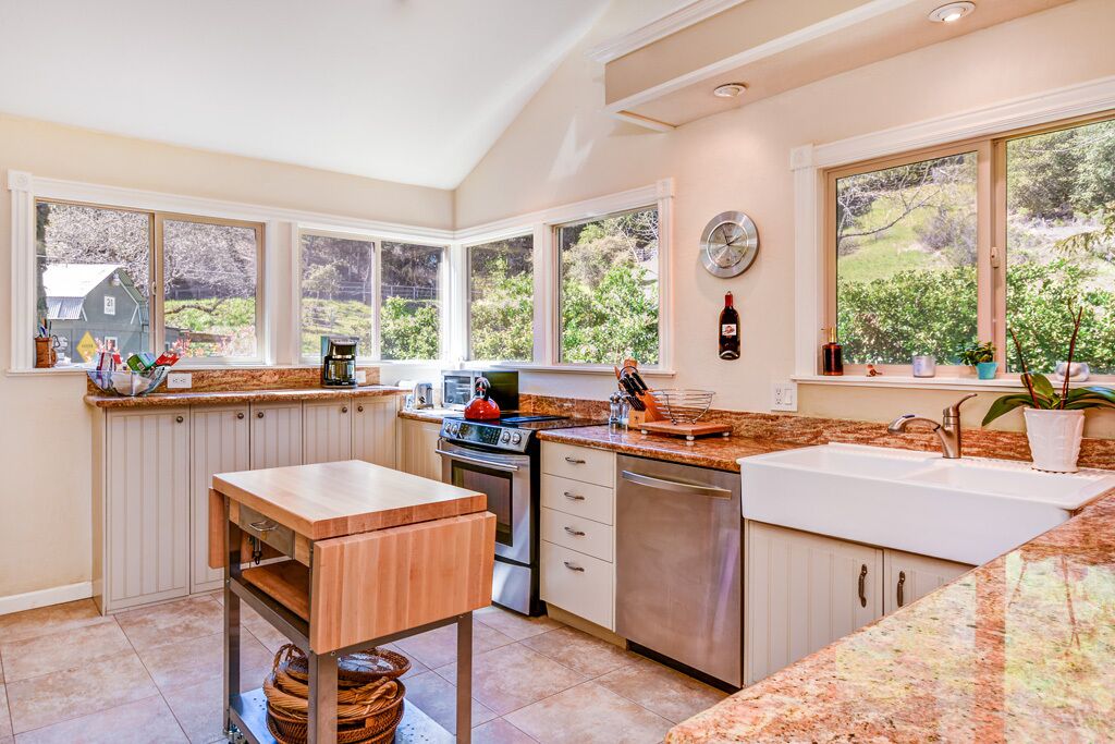 Wine Country Hideaway: 4BR, 2200Sf Rural Home With Solar-Heated Swimming Pool