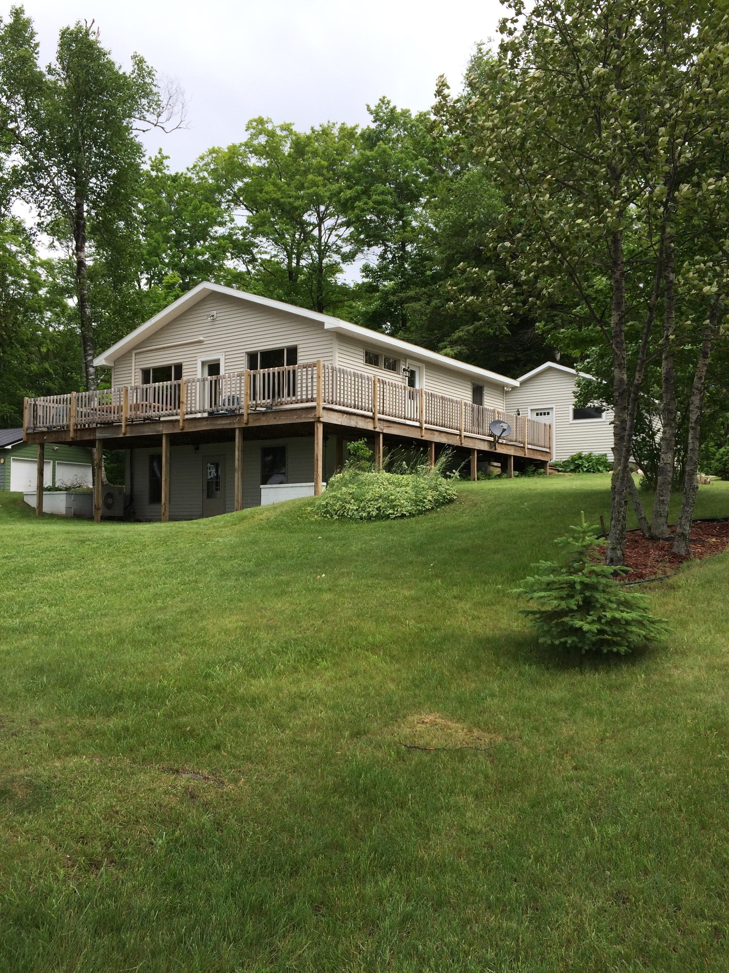 Remodeled Lake Front Cottage On S. Manistique Lake, Great Views And Fishing