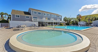 Pet Friendly! Pool Out Front Door, 250 Yds To Beach, New Pickleball courts