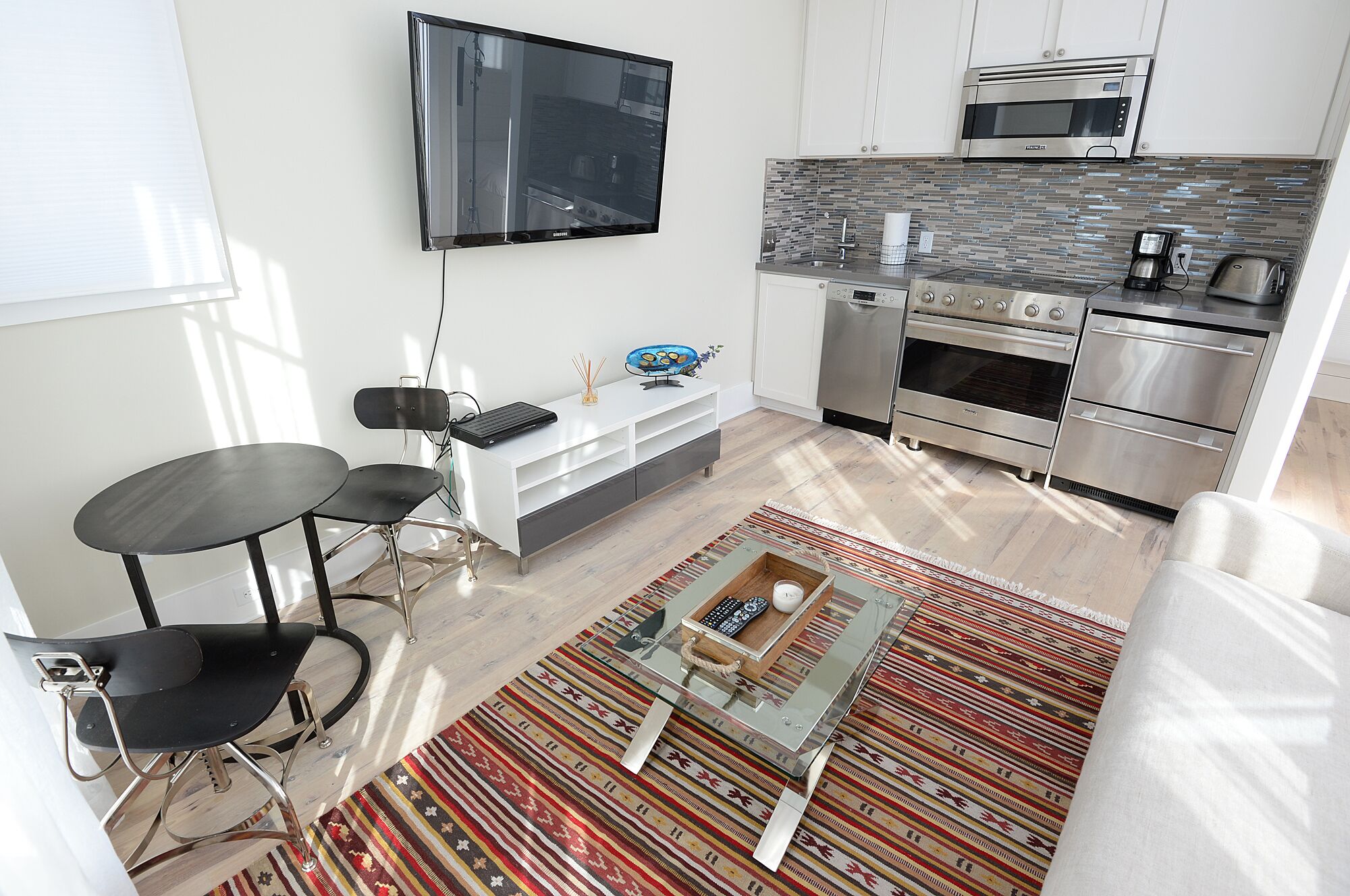 Beautiful High End 1 Bed / 1 Bath Carriage House