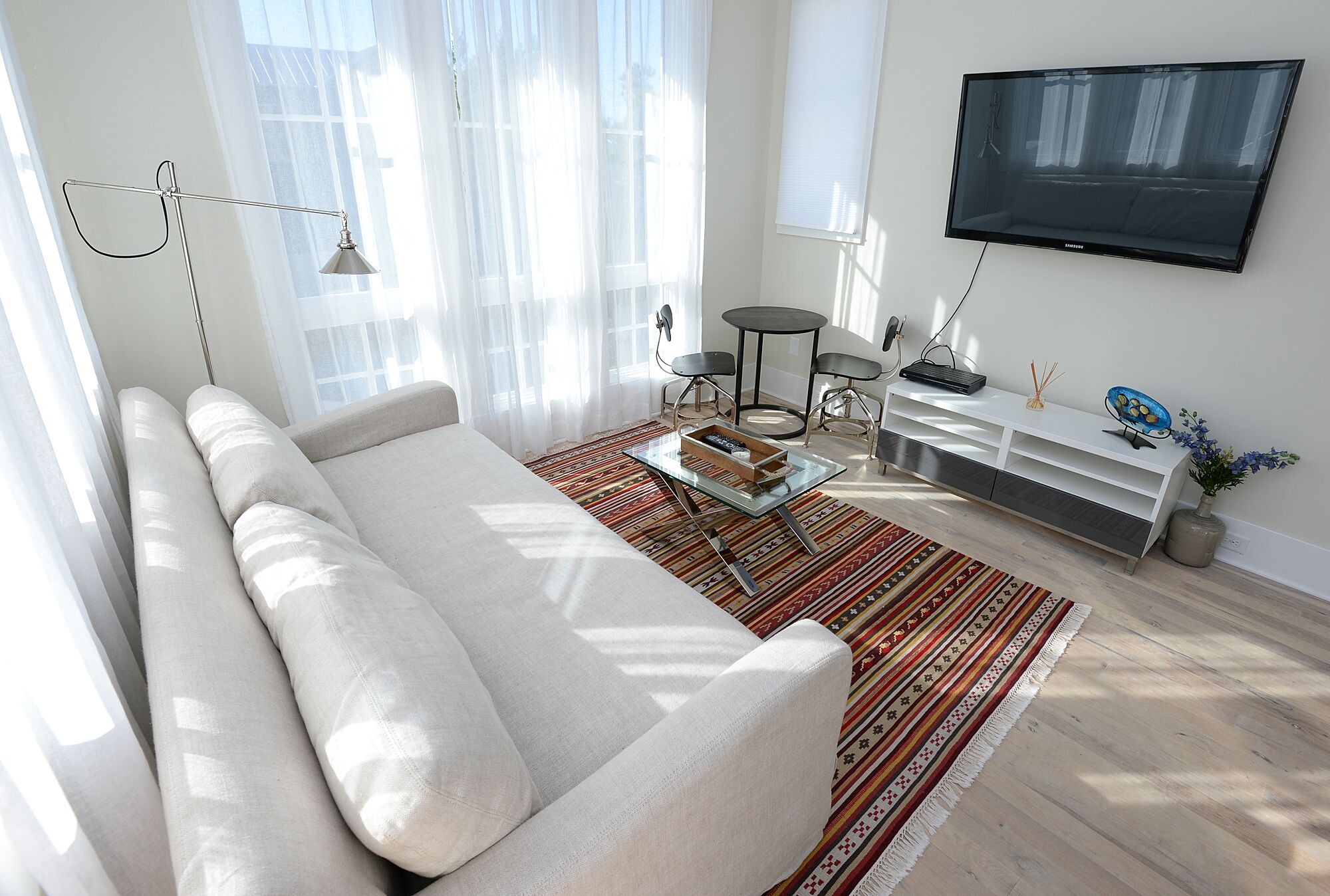 Beautiful High End 1 Bed / 1 Bath Carriage House