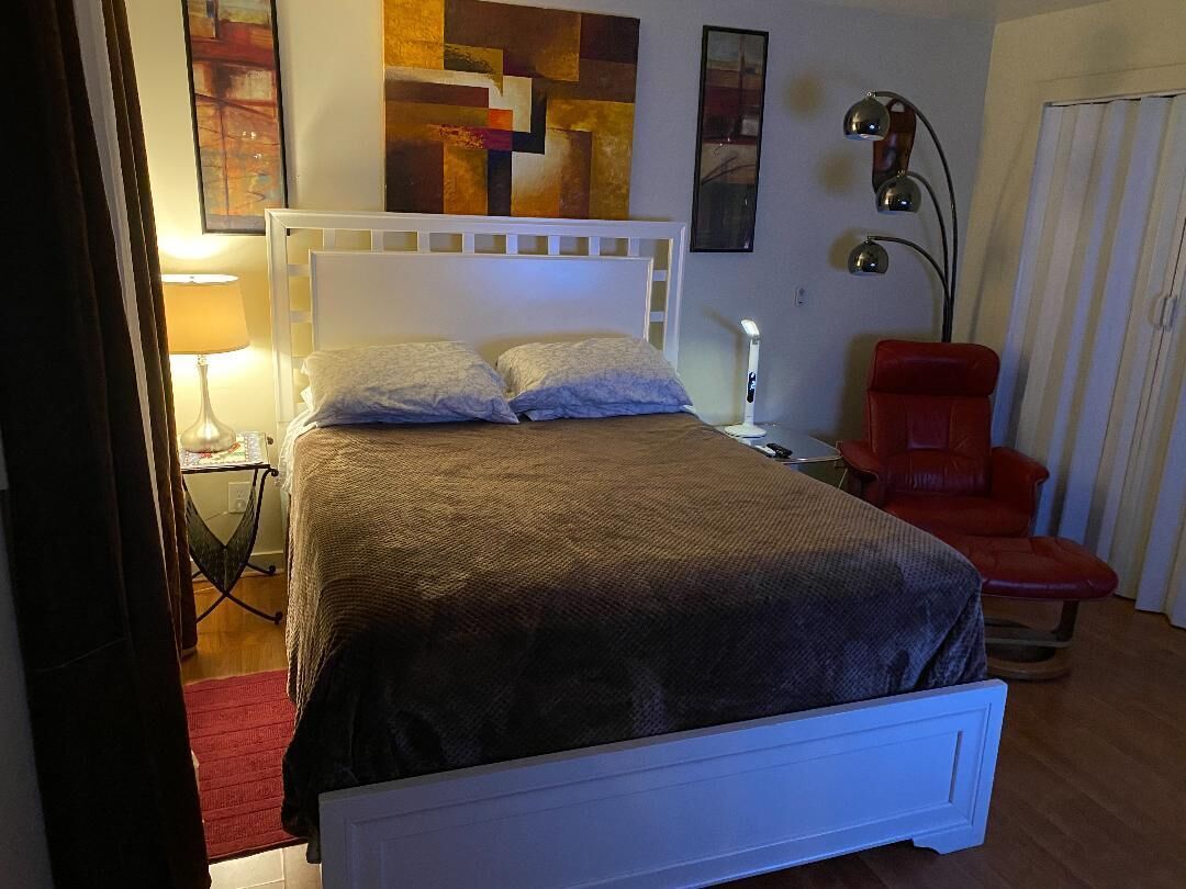 Private  2+1 -Room Pool  House  - walk to waterfront !  Heated salt water pool.