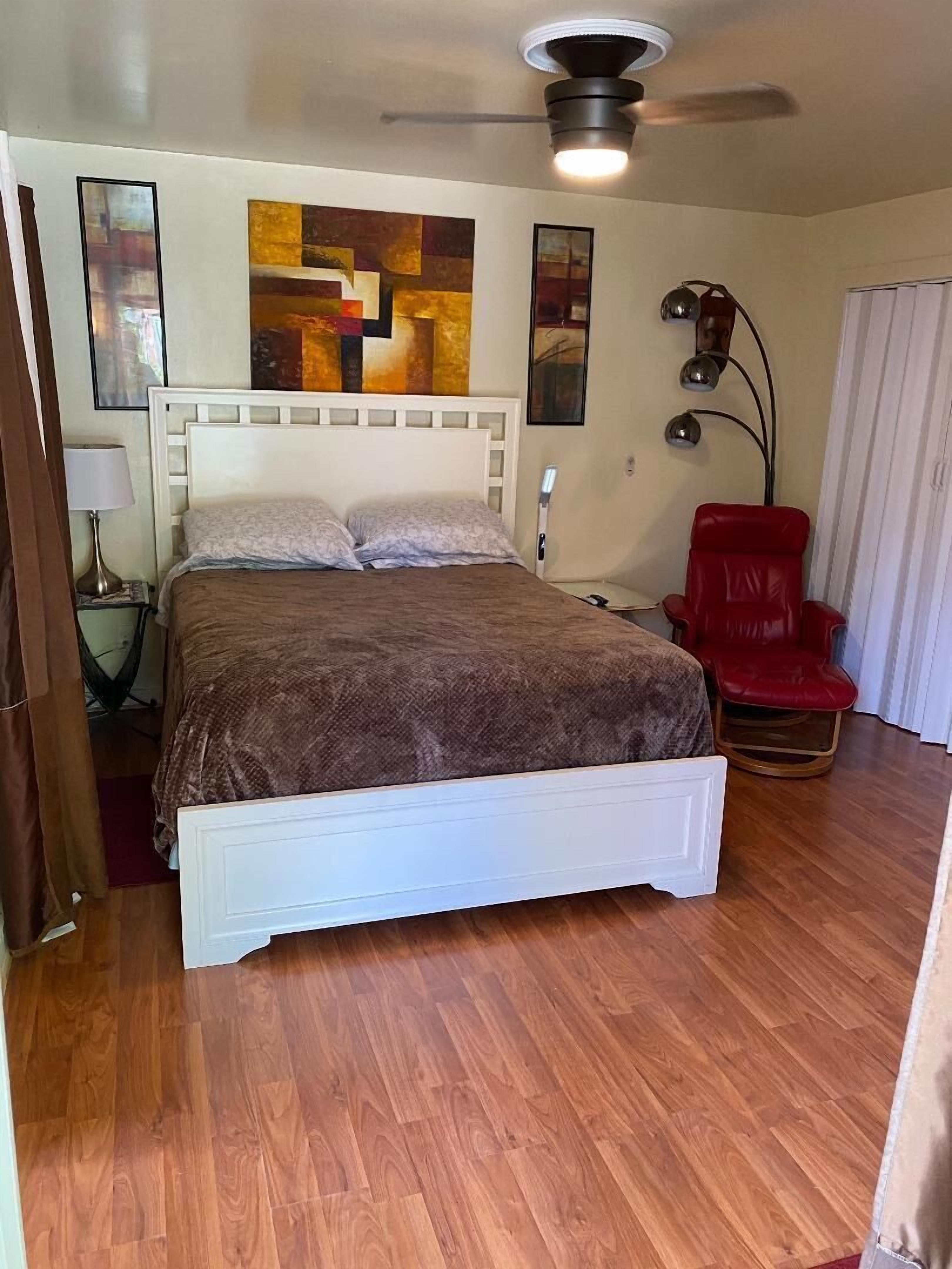 Private  2+1 -Room Pool  House  - walk to waterfront !  Heated salt water pool.