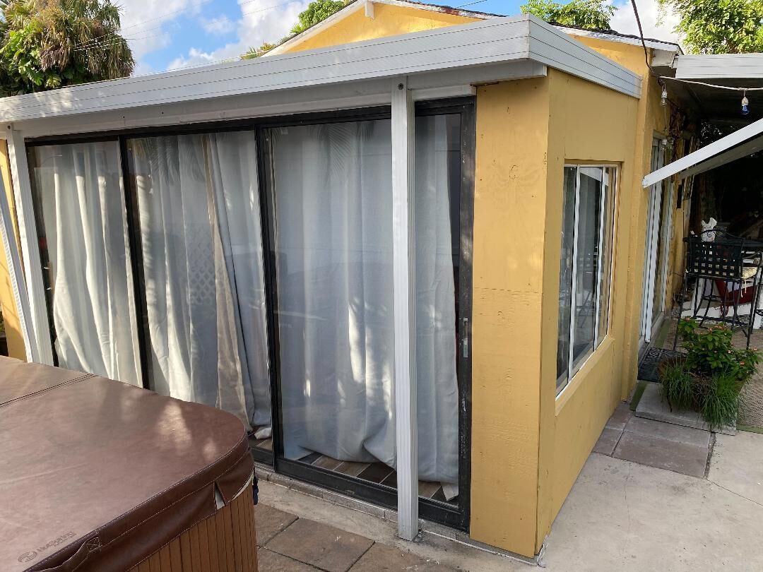 Private  2+1 -Room Pool  House  - walk to waterfront !  Heated salt water pool.