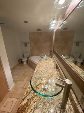 Duschwanne, Whirlpool, Handtücher, Toilettenpapier