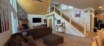 Hidden River Lodge, Beautiful And Spacious River Front Home, Sleeps 15