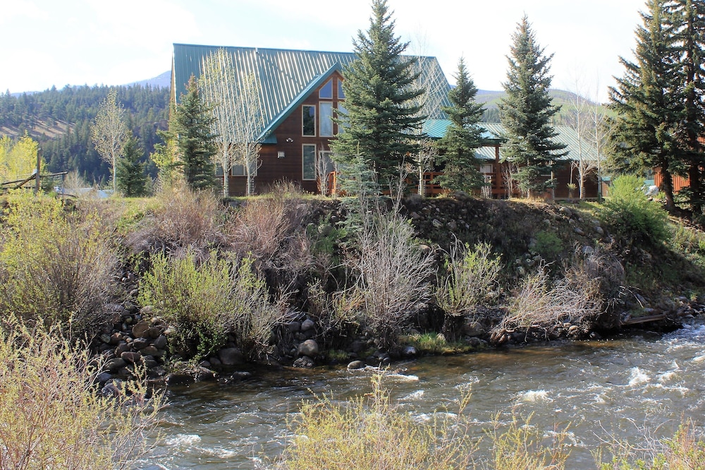 Hidden River Lodge, Beautiful And Spacious River Front Home, Sleeps 15