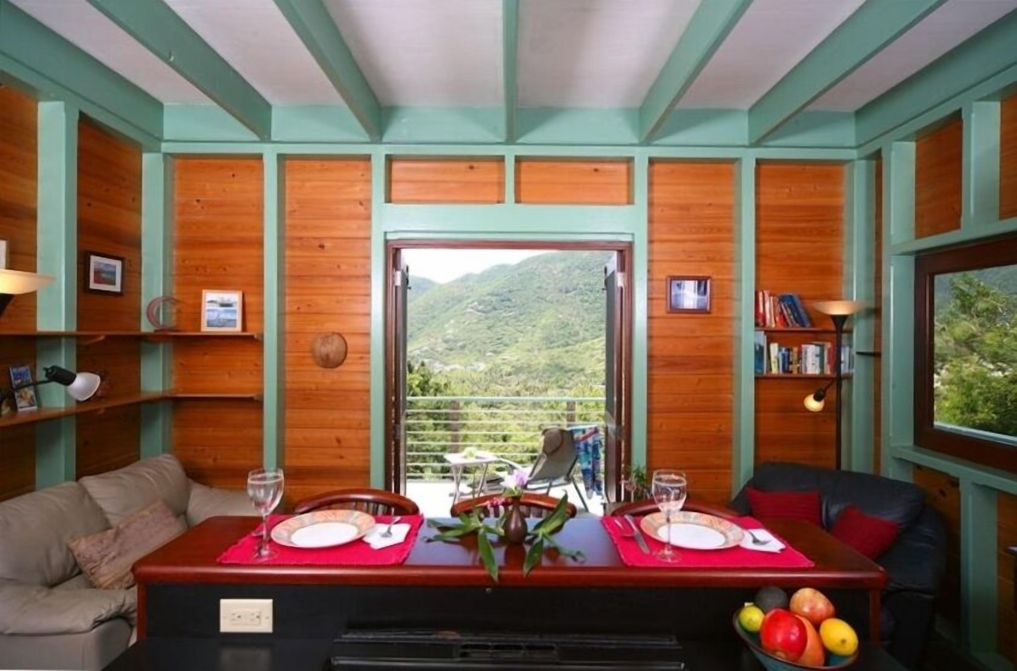 Smart-tv, een dvd-speler, boeken en een muziekbibliotheek