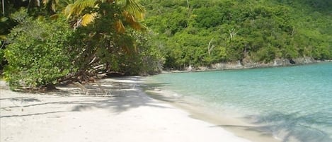 Espreguiçadeiras, toalhas de praia 