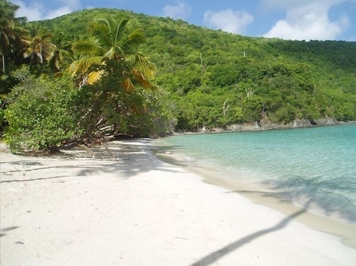 New Moon - Beautifully Built Cottage with Views of Coral Bay