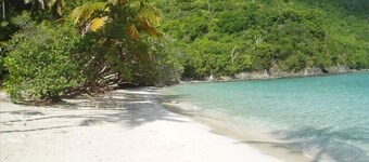 New Moon - Beautifully Built Cottage with Views of Coral Bay