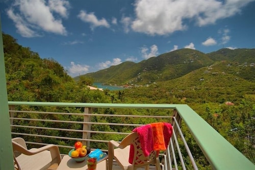 New Moon - Beautifully Built Cottage with Views of Coral Bay