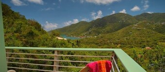 New Moon - Beautifully Built Cottage with Views of Coral Bay