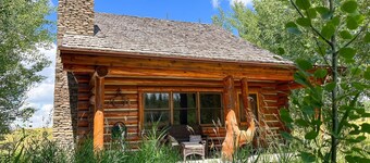 Colter Cabin: Classic Log Cabin w/ Privacy & Views