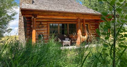 Colter Cabin: Classic Log Cabin w/ Privacy & Views