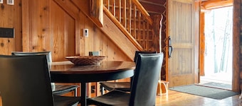 Colter Cabin: Classic Log Cabin w/ Privacy & Views