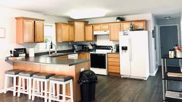 Een koelkast, een magnetron, een oven, een kookplaat