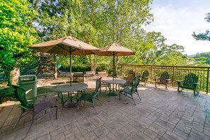 Outdoor dining - The Smoky Mountains & Golf Views From This 5th Floor Owner Managed Resort Condo (Pigeon Forge)